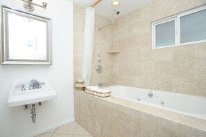 Ducha, bañera de hidromasaje, secador de pelo y toallas