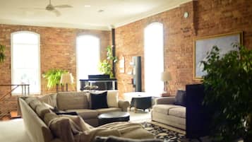 Télévision à écran plat, lecteur de DVD, baby-foot, médiathÚque