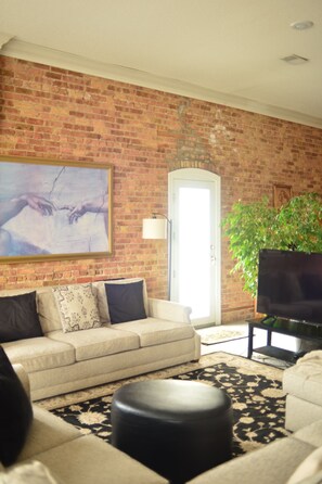 Televisión de pantalla plana, reproductor de DVD y futbolito 