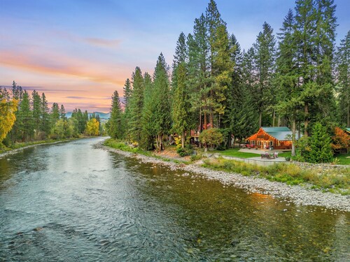 Riverfront Chalet, 2 Bedroom + Loft, Sleeps 4 guests, with a hot tub.