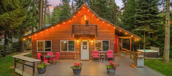 Riverfront Chalet, 2 Bedroom + Loft, Sleeps 4 guests, with a hot tub.