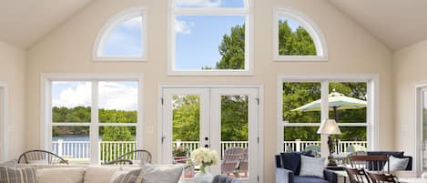 Smart TV, chimenea, tenis de mesa y libros