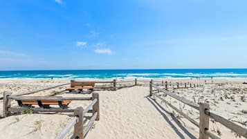 Una spiaggia nelle vicinanze