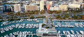 1 milla a Siesta Key, piscina climatizada y jacuzzi, parrilla, carrito de playa, WiFi, artículos para bebés