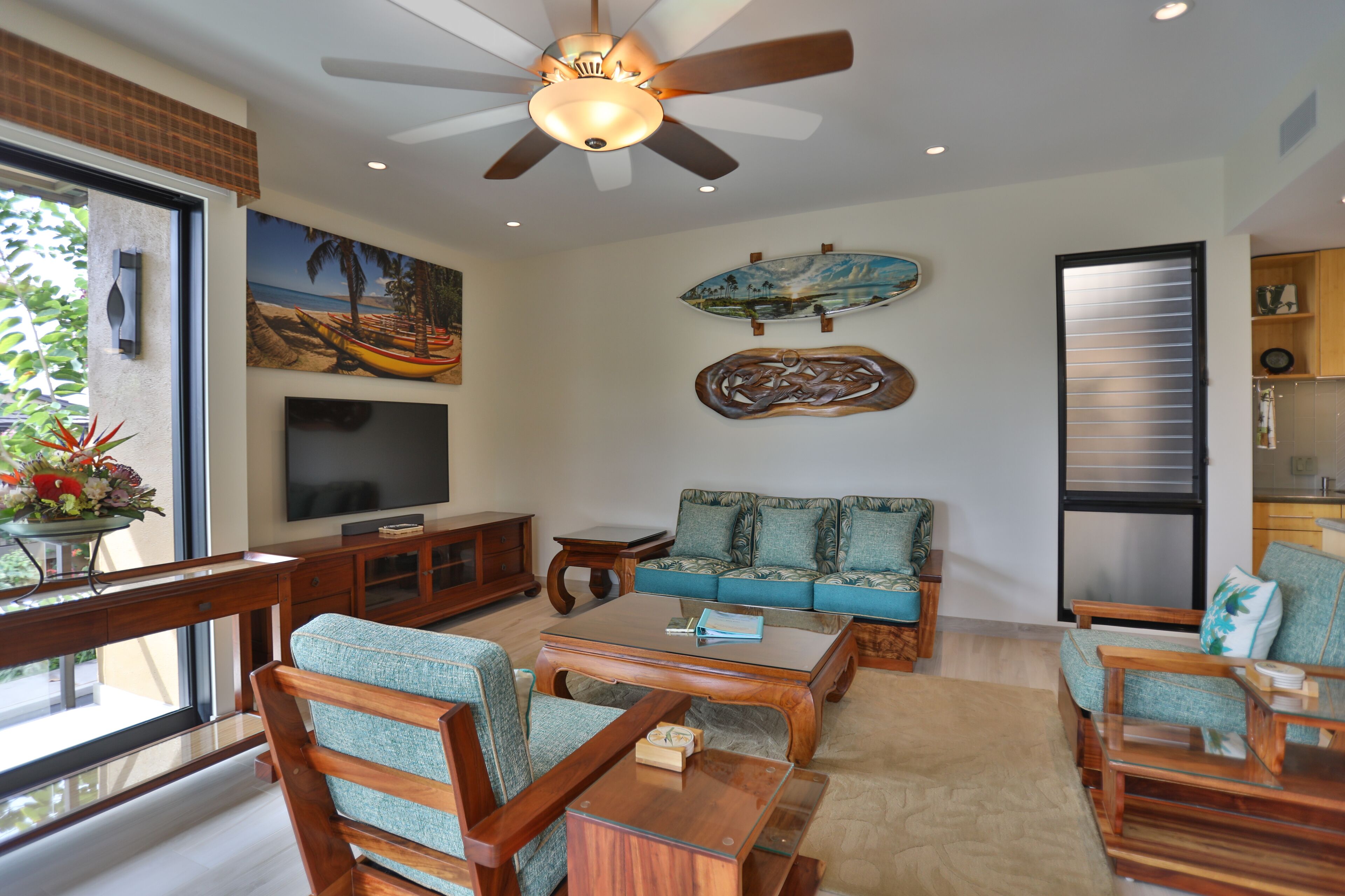 Flat-screen TV, stereo