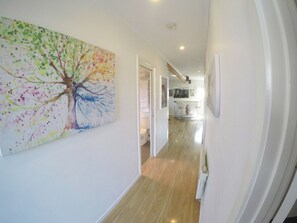 Interior - 3D Cinema, 8 Pinballs, video games, Sleeps 7 - 5mins to MONA (Hobart, Glenorchy)