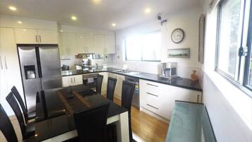 Jääkaappi, mikroaaltouuni, uuni, liesi