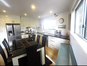 Fridge, microwave, oven, stovetop - 3D Cinema, 8 Pinballs, video games, Sleeps 7 - 5mins to MONA (Hobart, Glenorchy)