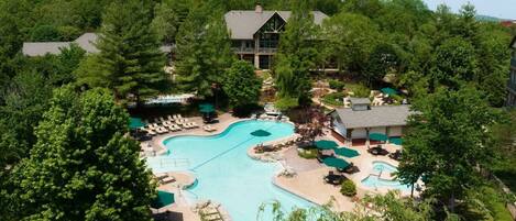 من حمّامات السباحة المغطاة