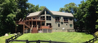 Modern Mountain Retreat: Hot Tub, Chef's Kitchen, Game Room & Ski Access