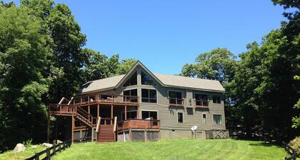 Modern Mountain Retreat: Hot Tub, Chef's Kitchen, Game Room & Ski Access