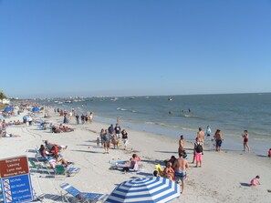 Aurinkotuoleja, rantapyyhkeitä