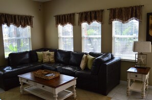 Smart TV, DVD player, ping pong, books - Elegant, Spacious Townhome within 4 Miles to Walt Disney World (Kissimmee)
