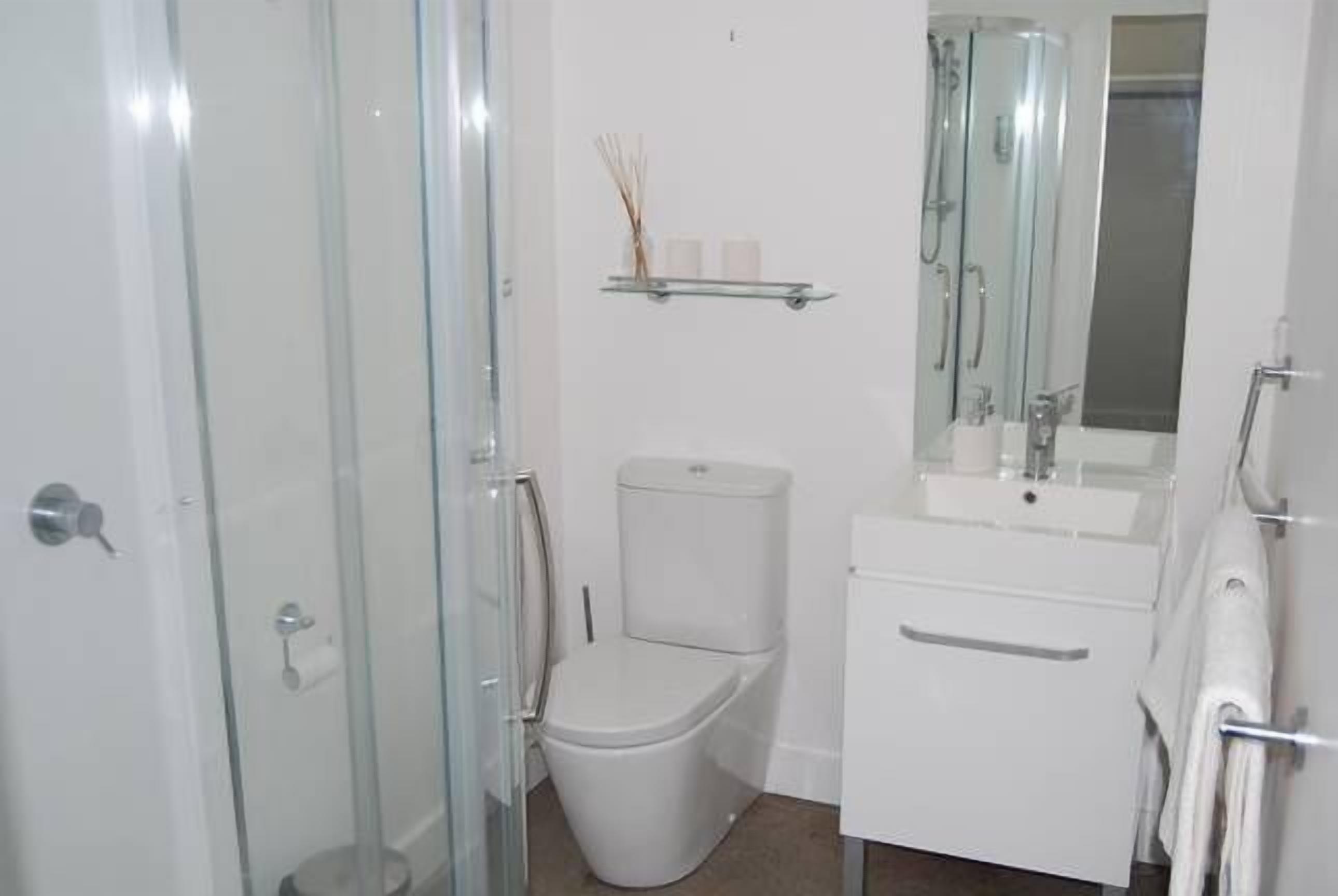 Dusj, hårføner, håndklær og såpe