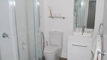 Douche, sĂšche-cheveux, serviettes fournies, savon