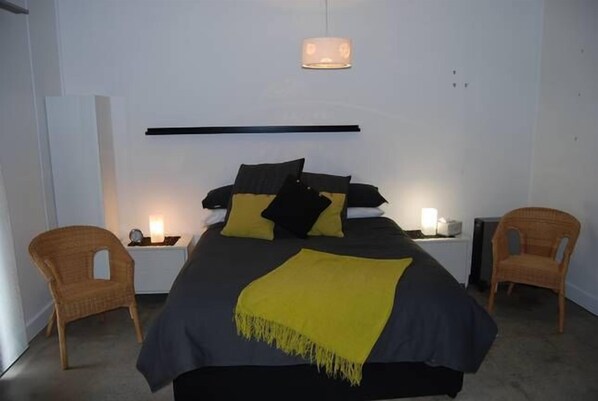 1 chambre, fer et planche à repasser, draps fournis