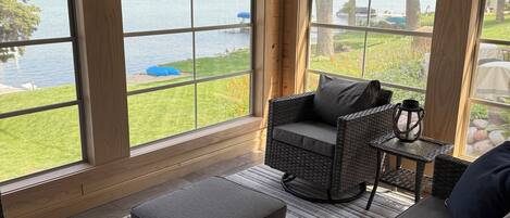 Smart TV, chimenea, reproductor de DVD, libros