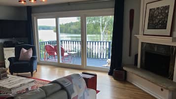 Smart-TV, Kamin, DVD-Player, Bücher