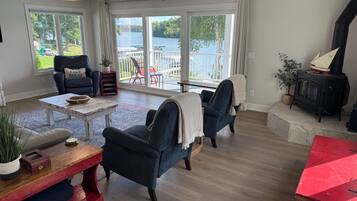 Smart-TV, Kamin, DVD-Player, Bücher