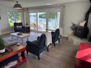 Smart-TV, Kamin, DVD-Player, Bücher