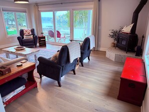 Smart-tv, pejs, dvd-afspiller, bøger