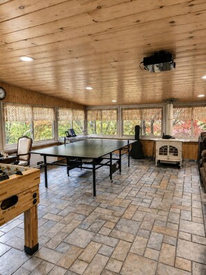 A room with a ping pong table, a foosball table, and a vintage stove. - Brech Mountain House-Hudson Valley (Pine Bush)