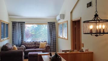 Smart TV, DVD player, pebolim, mesa de pingue-pongue