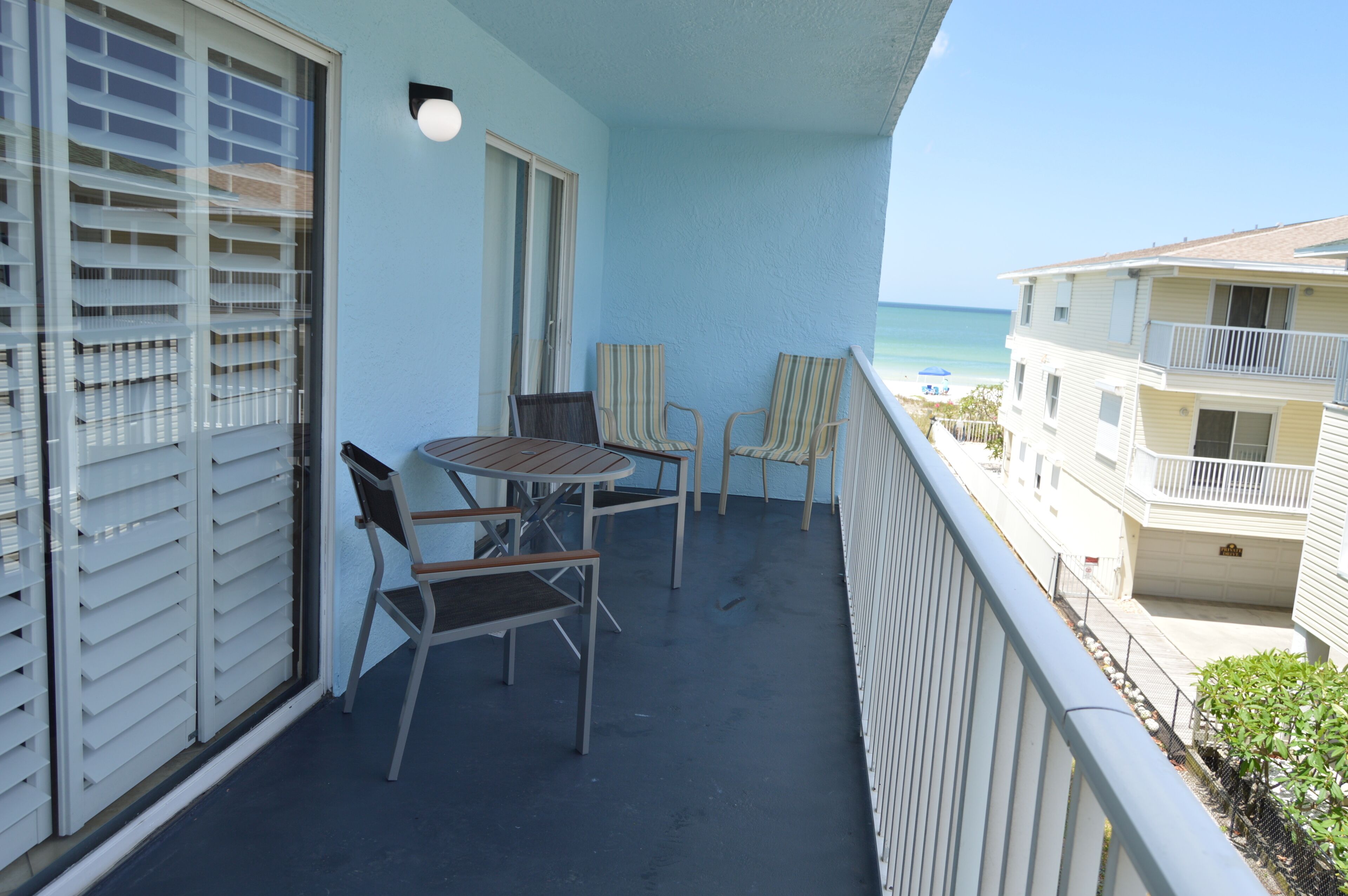 DIRECTLY ON THE BEACH -Perfect for a Family Vacation.