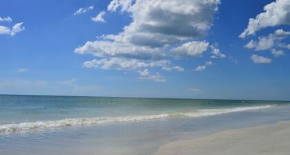 DIRECTLY ON THE BEACH -Perfect for a Family Vacation.