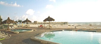 DIRECTLY ON THE BEACH -Perfect for a Family Vacation.