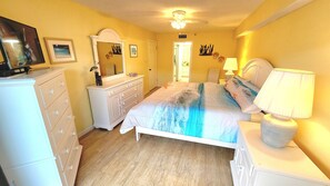3 bedrooms, in-room safe, iron/ironing board, free WiFi - DIRECTLY ON THE BEACH -Perfect for a Family Vacation. (Indian Shores)