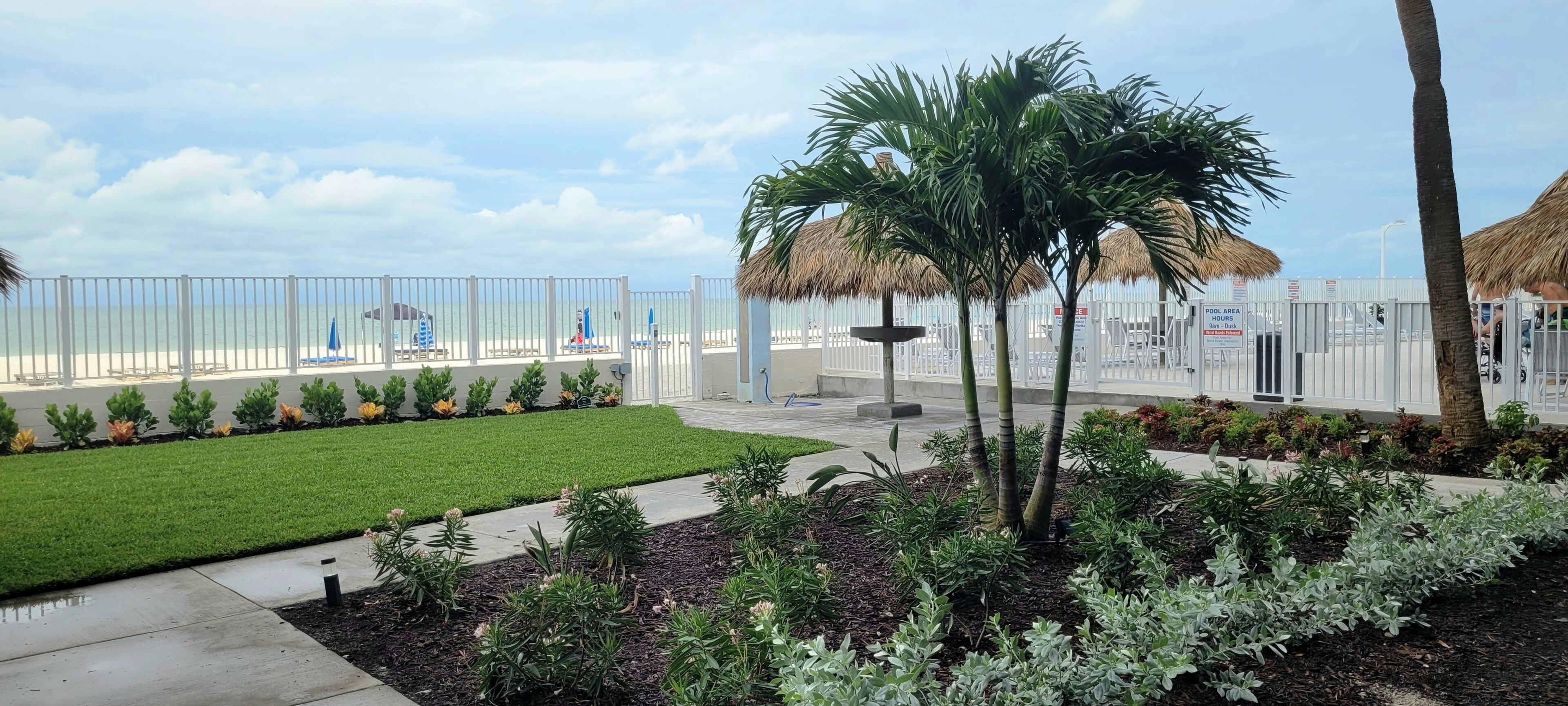 DIRECTLY ON THE BEACH -Perfect for a Family Vacation.