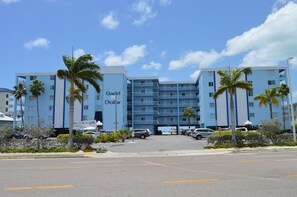 Exterior - DIRECTLY ON THE BEACH -Perfect for a Family Vacation. (Indian Shores)