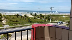 A balcony with a view of a beach and ocean. - Apartment with ocean view. 2 bedrooms. BORACEIA BEACH (boraceia)