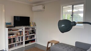 Fernseher, DVD-Player, Bücher, Musikbibliothek
