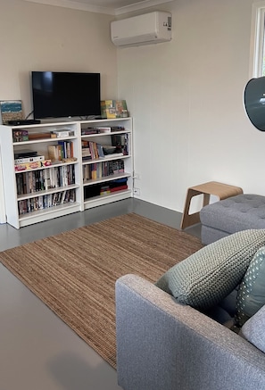TV, DVD player, books, music library - Shack by the Sea Middleton (Middleton)