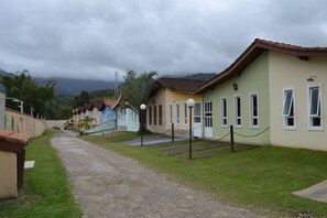 Property grounds - 250M FROM THE BEACH - HOUSE IN CONDOMINIUM WITH 3 PARKING SPACES, BARBECUE AND WIFI (Maranduba)