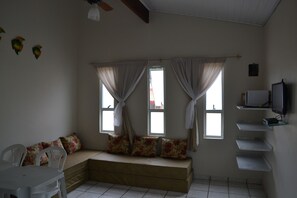 LED TV - 250M FROM THE BEACH - HOUSE IN CONDOMINIUM WITH 3 PARKING SPACES, BARBECUE AND WIFI (Maranduba)