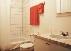 A bathroom with a bathtub, toilet, and sink. - Lovely and quiet location near the Botanical Garden, 15 min downtown. (Montréal)
