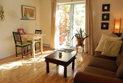 Lovely and quiet location near the Botanical Garden, 15 min downtown.