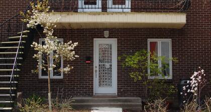 Lovely and quiet location near the Botanical Garden, 15 min downtown.