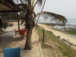 Vlak bij het strand, ligstoelen