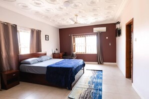 4 slaapkamers, een bureau, een strijkplank/strijkijzer, gratis wifi