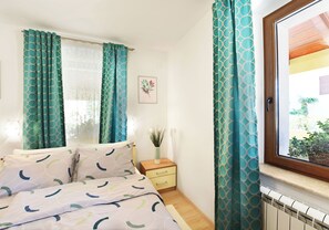 2 bedrooms, desk, iron/ironing board, free WiFi