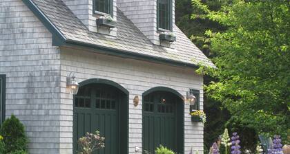 KIINTI ACADIA'S TRAILS, OCEAN FROM QUIET, CHARMING CARRIAGE HOUSE