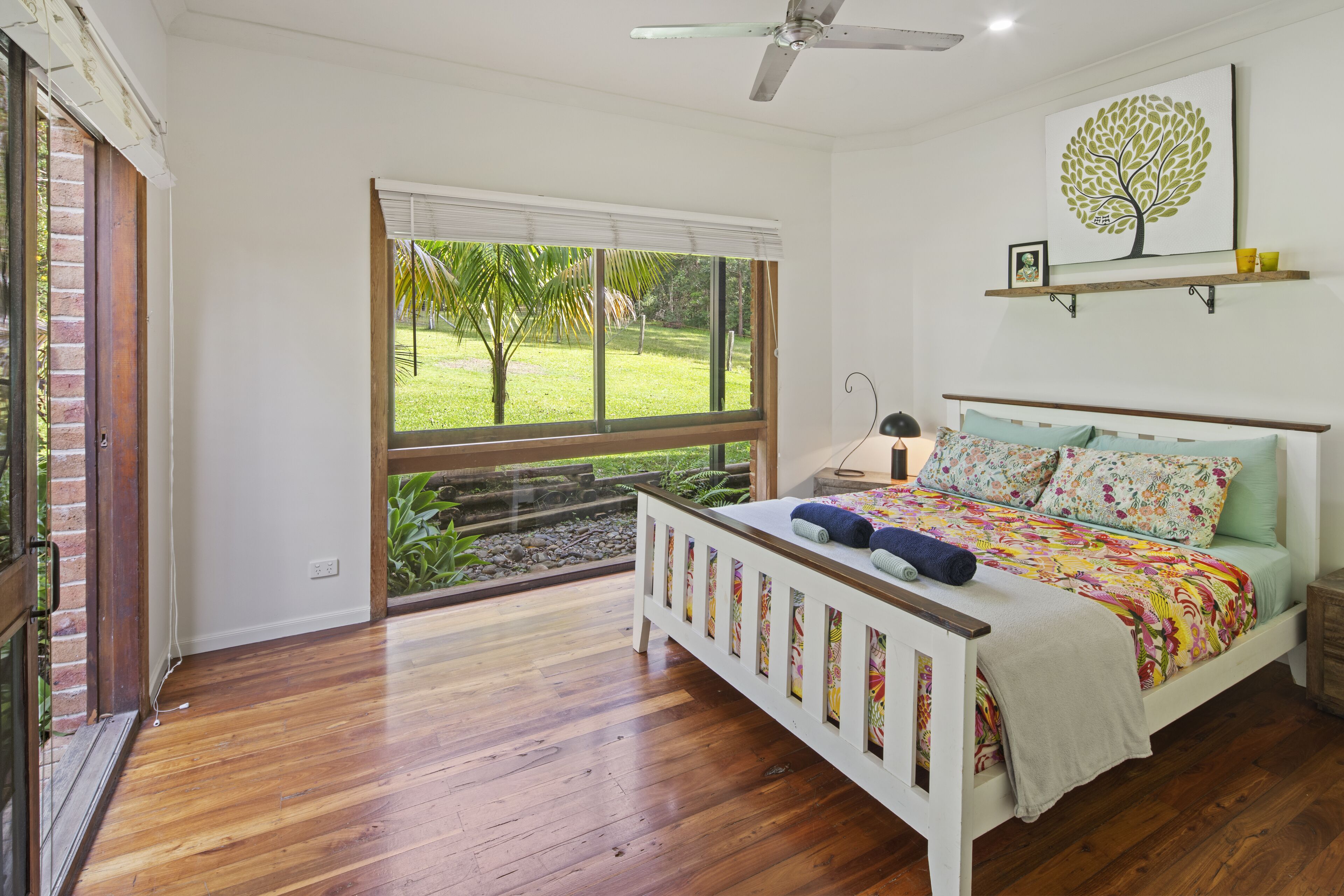 5 bedrooms, iron/ironing board, WiFi, bed sheets