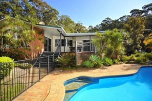 Pool - PERFECT FOR LARGE FAMILIES CLOSE TO BEACH AND SHOPS, ACREAGE & GAMES ROOMS (Coffs Harbour)