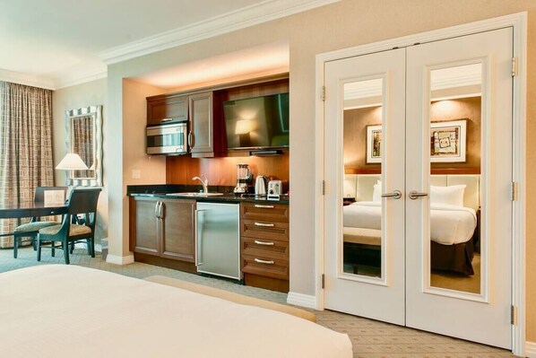 1 bedroom, in-room safe, desk, blackout drapes - No Resort Fee ! Balcony Strip View Suite - Pool (Las Vegas)