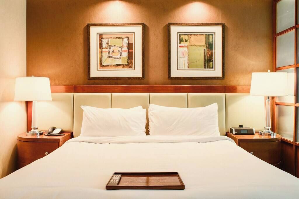 1 camera, una cassaforte in camera, una scrivania, tende oscuranti