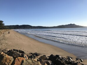 Perto da praia, espreguiçadeiras